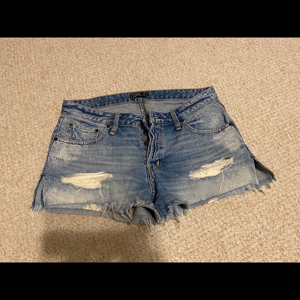 Abercrombie distresses cut off shorts